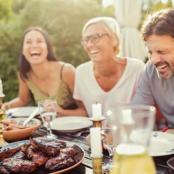 Sommarmiddag ute alla skrattar