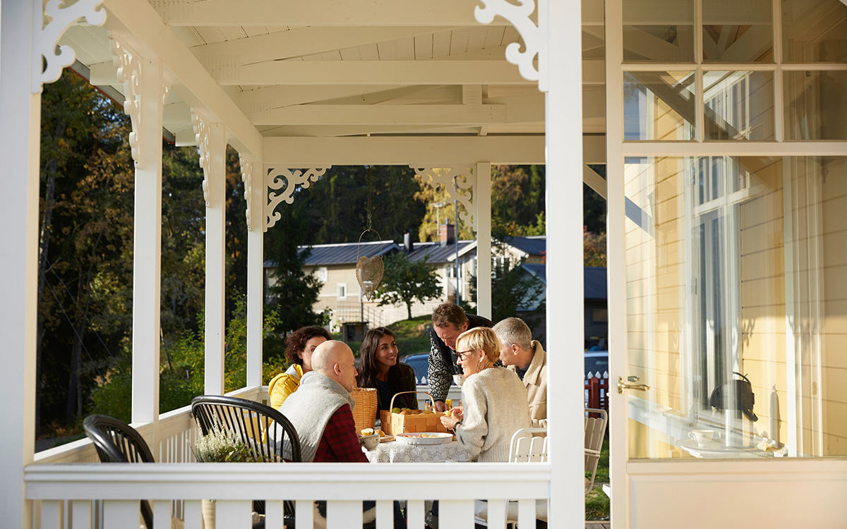 Grannar umgås på veranda och skalar äpplen