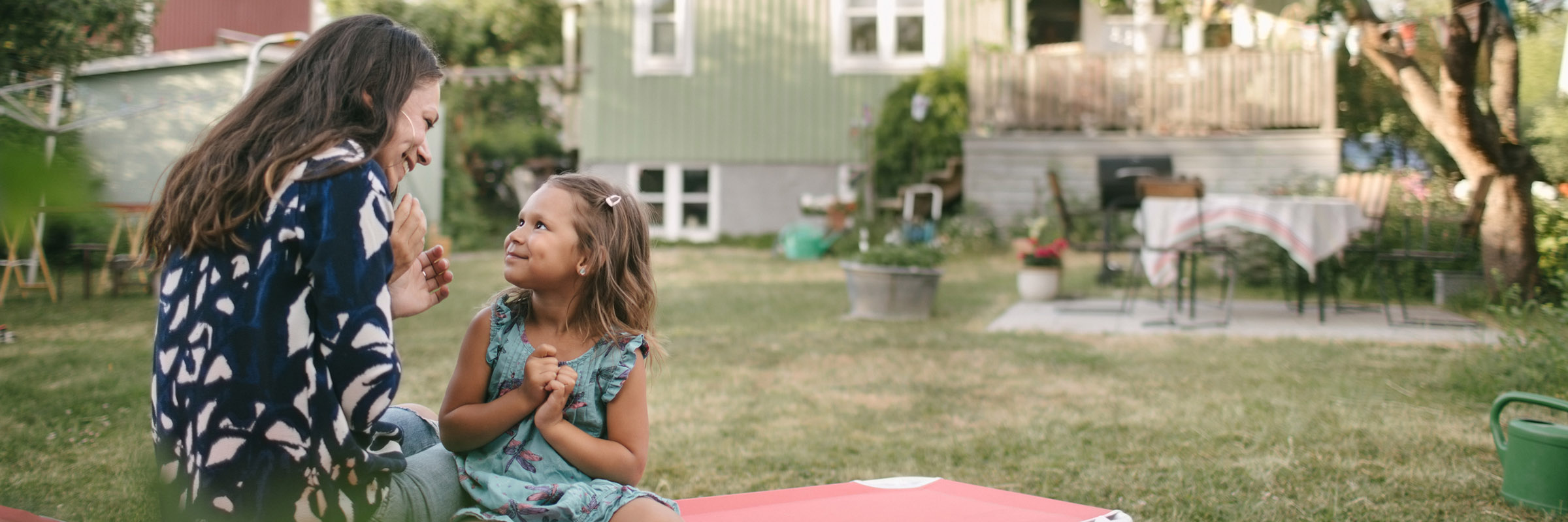 Mor och dotter på tomt utanför hus