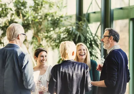 Människor pratar och skrattar i folksamling