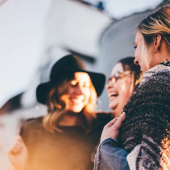 Vänner skrattar och umgås