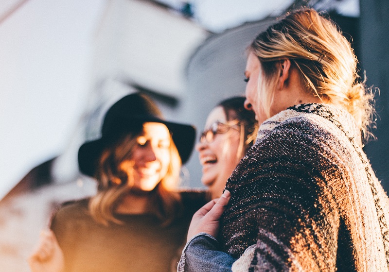 Vänner skrattar och umgås