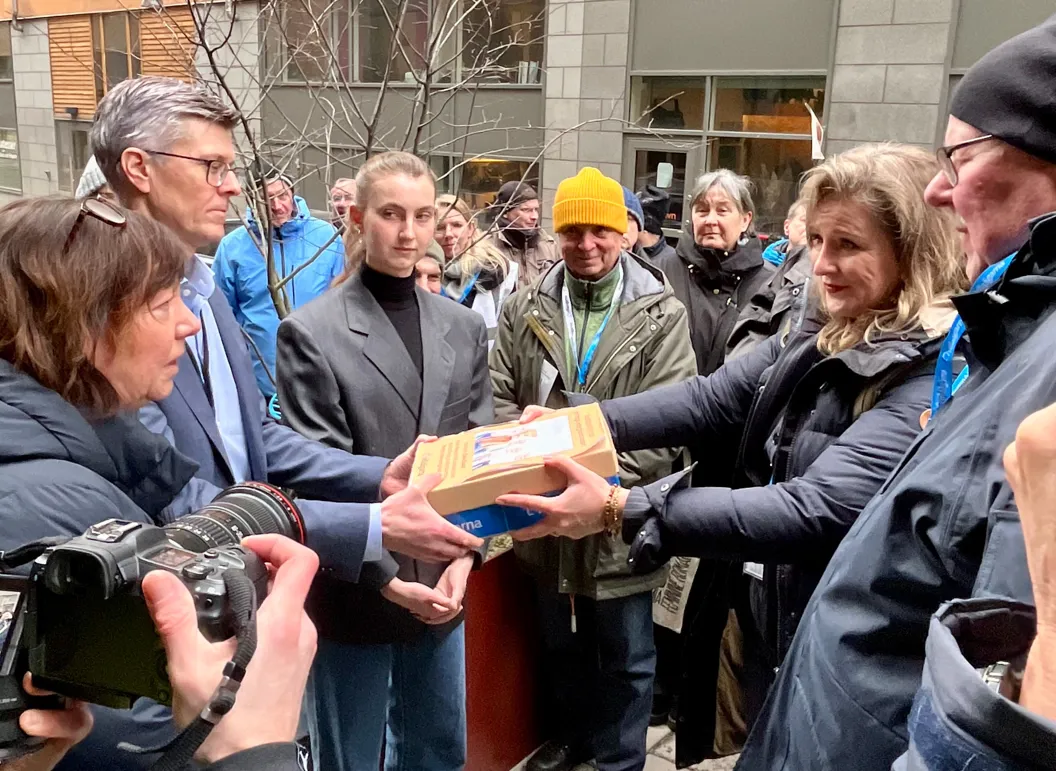Villaägarnas förbundsordförande Cecilia Reuter överlämnar protestmanifest med 1000 berättelser.