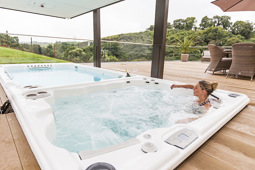 Kvinna badar i hydropool