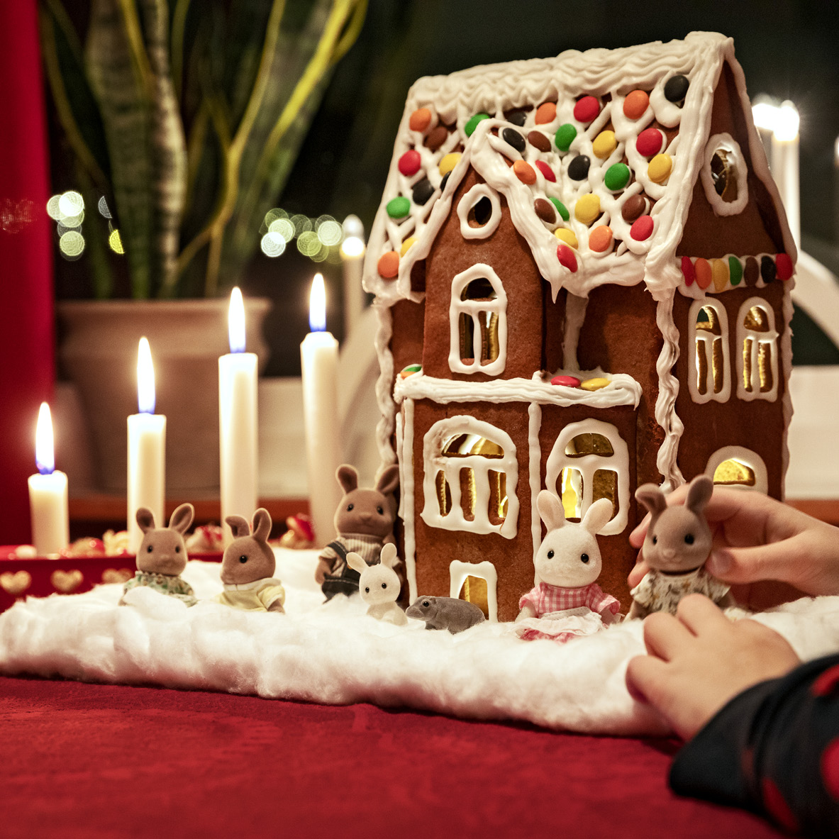 Adventsljus och pepparkakshus på ett bord