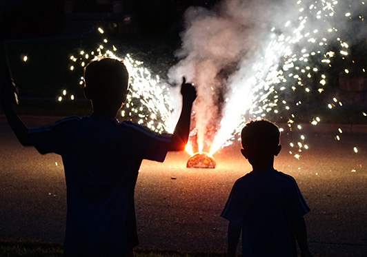 Siluettbild av två barn som tittar på fyrverkeri