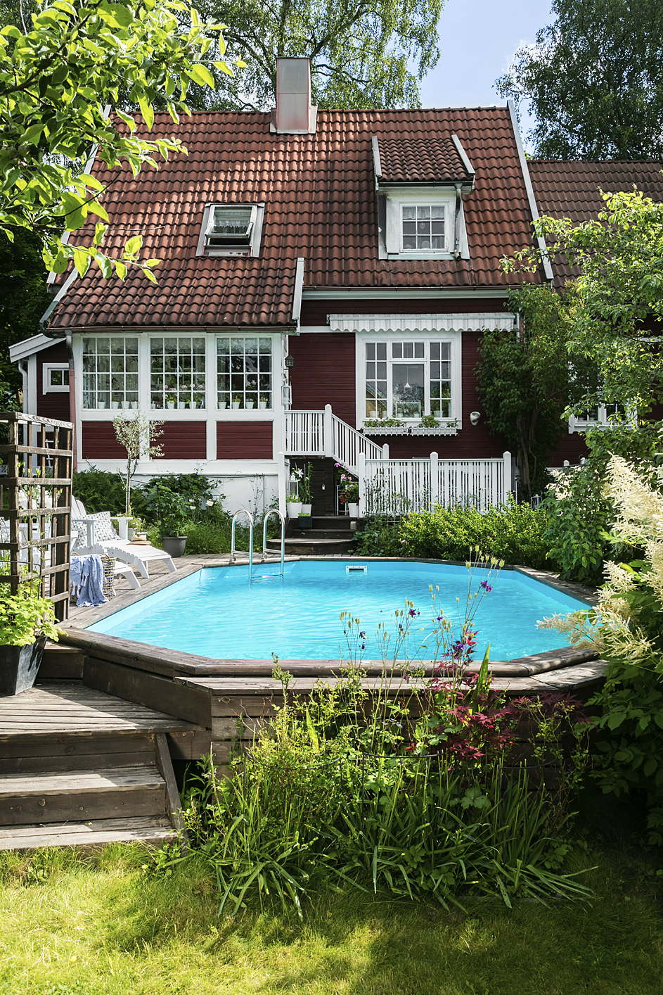 Röd villa med pool på tomten