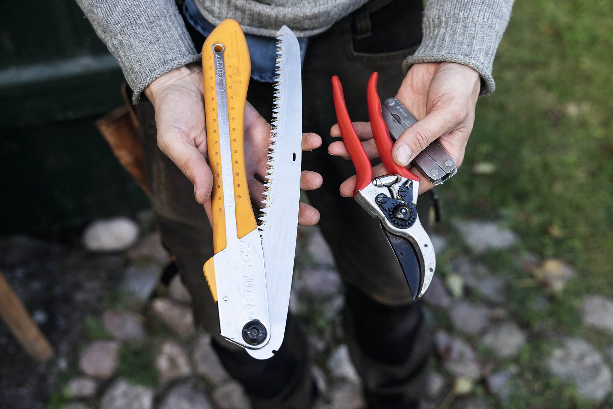 Man håller i trädgårdsredskap