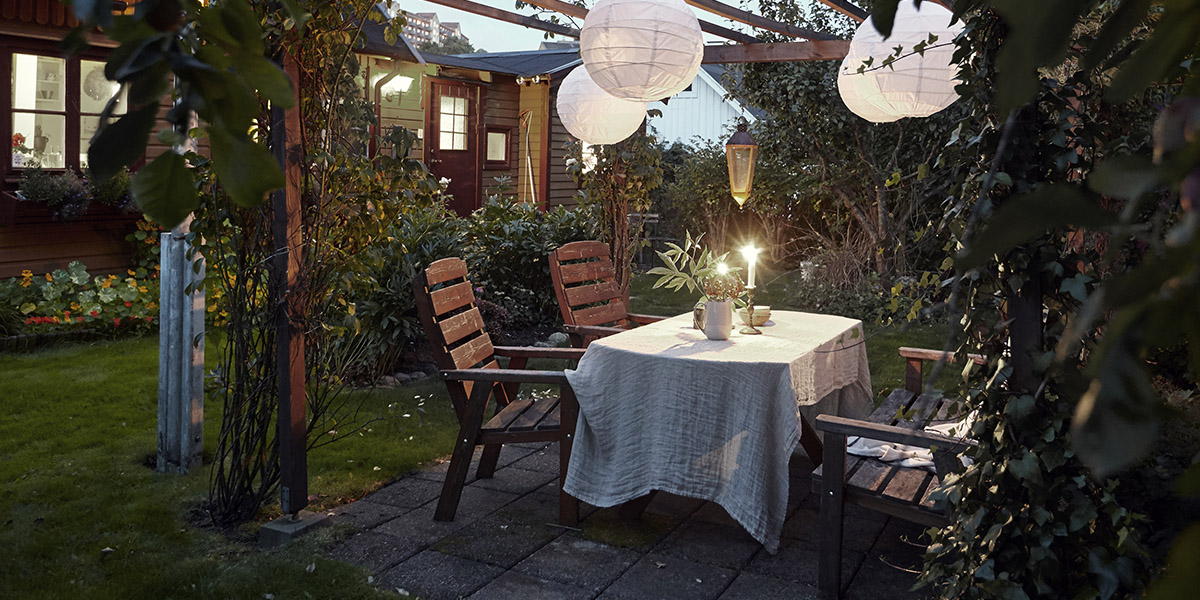 Mysig uteplats i skymning