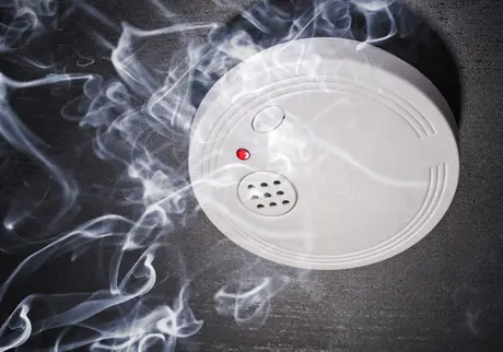 Rök kommer upp vid brandvarnare