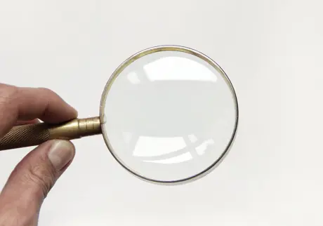 Hand med förstoringsglas