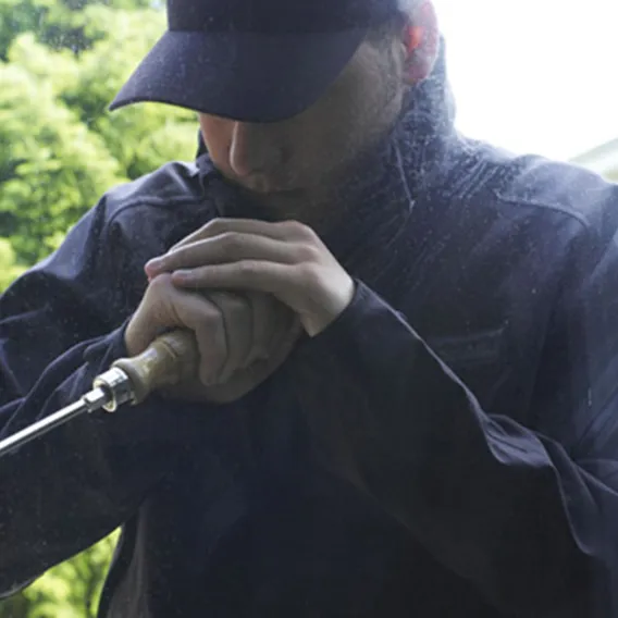 Tjuv bryter sig in med verktyg