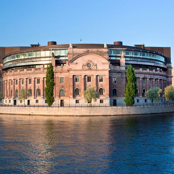 Riksdagshuset i Stockholm på sommaren med blått vatten