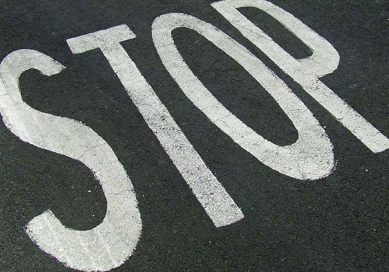 stopp-text på asfalt