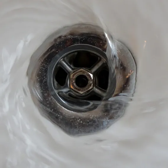 Avlopp med vatten som sugs ned