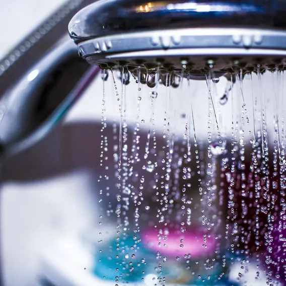 Fallande vatten från duschhuvud