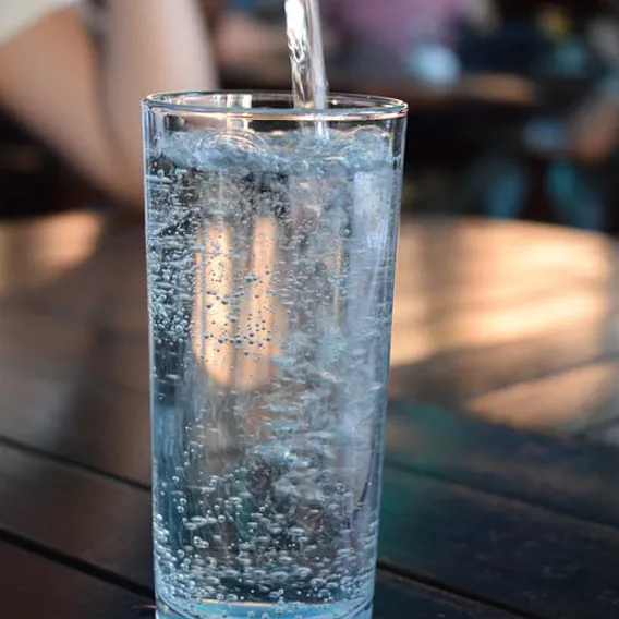 Glas fylls på med vatten