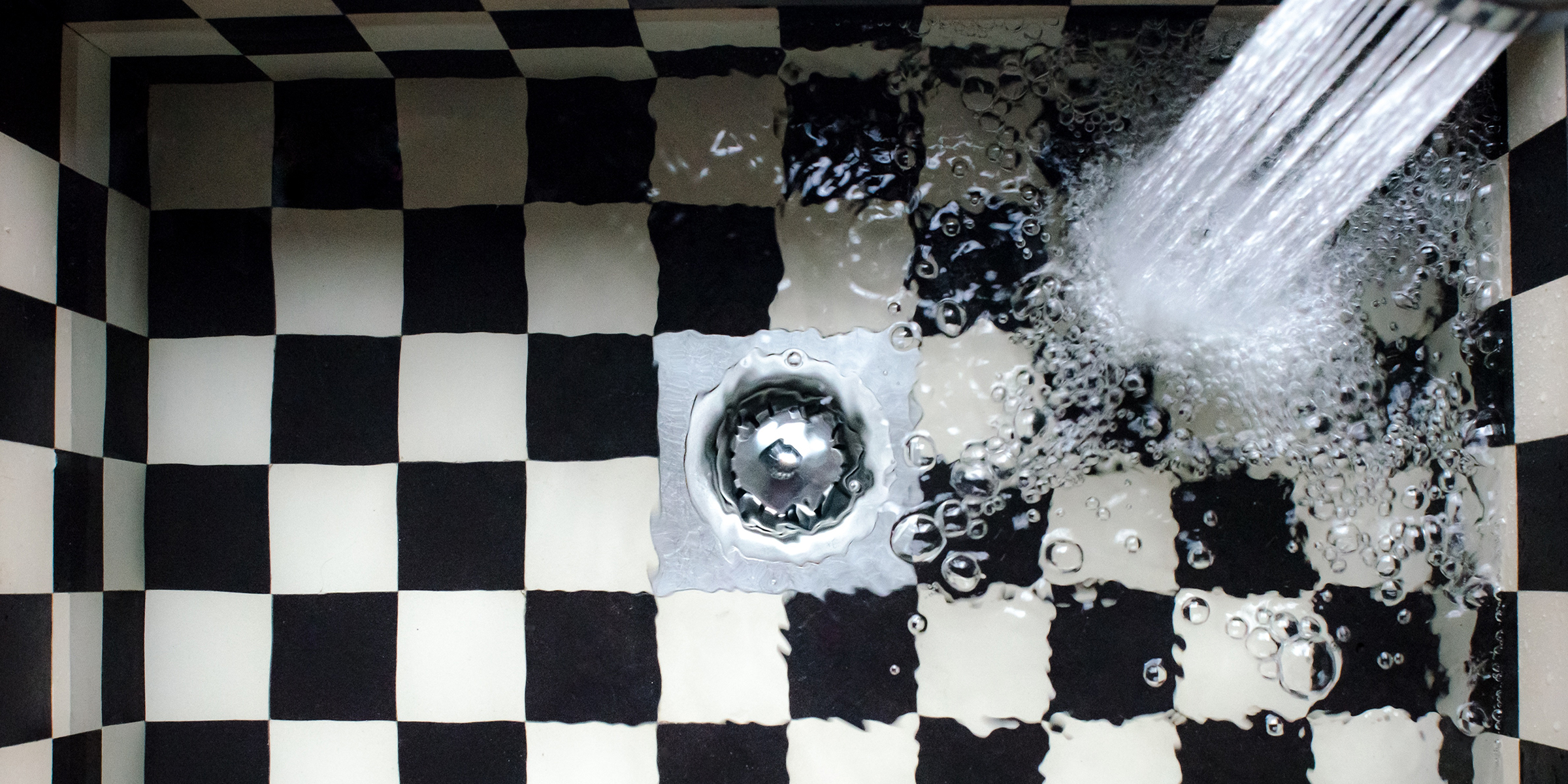 Avlopp med rutigt kakel