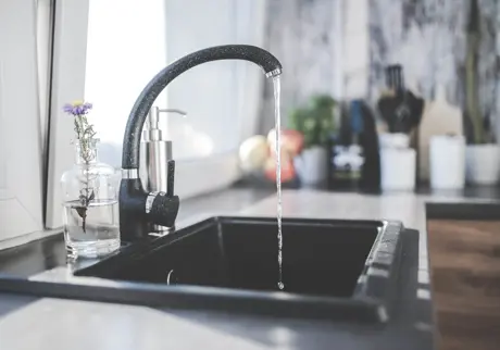 Diskho med modern blandare och rinnande vatten