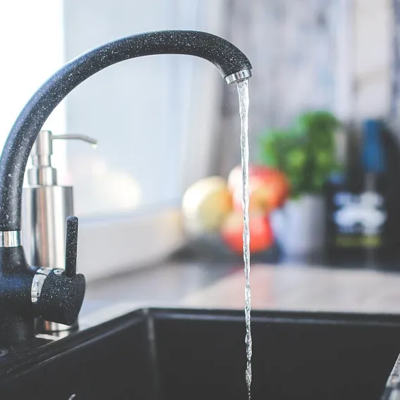 Diskho med modern blandare och rinnande vatten