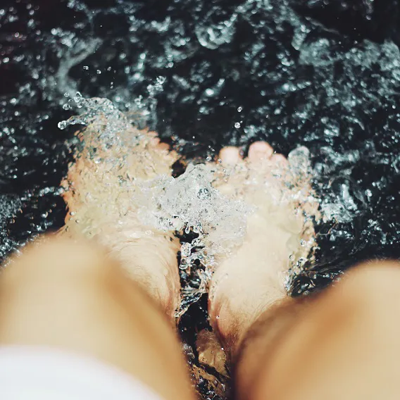 Fötter i bubblande vatten