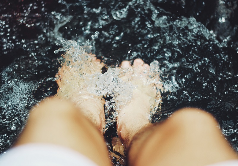 Fötter i bubblande vatten