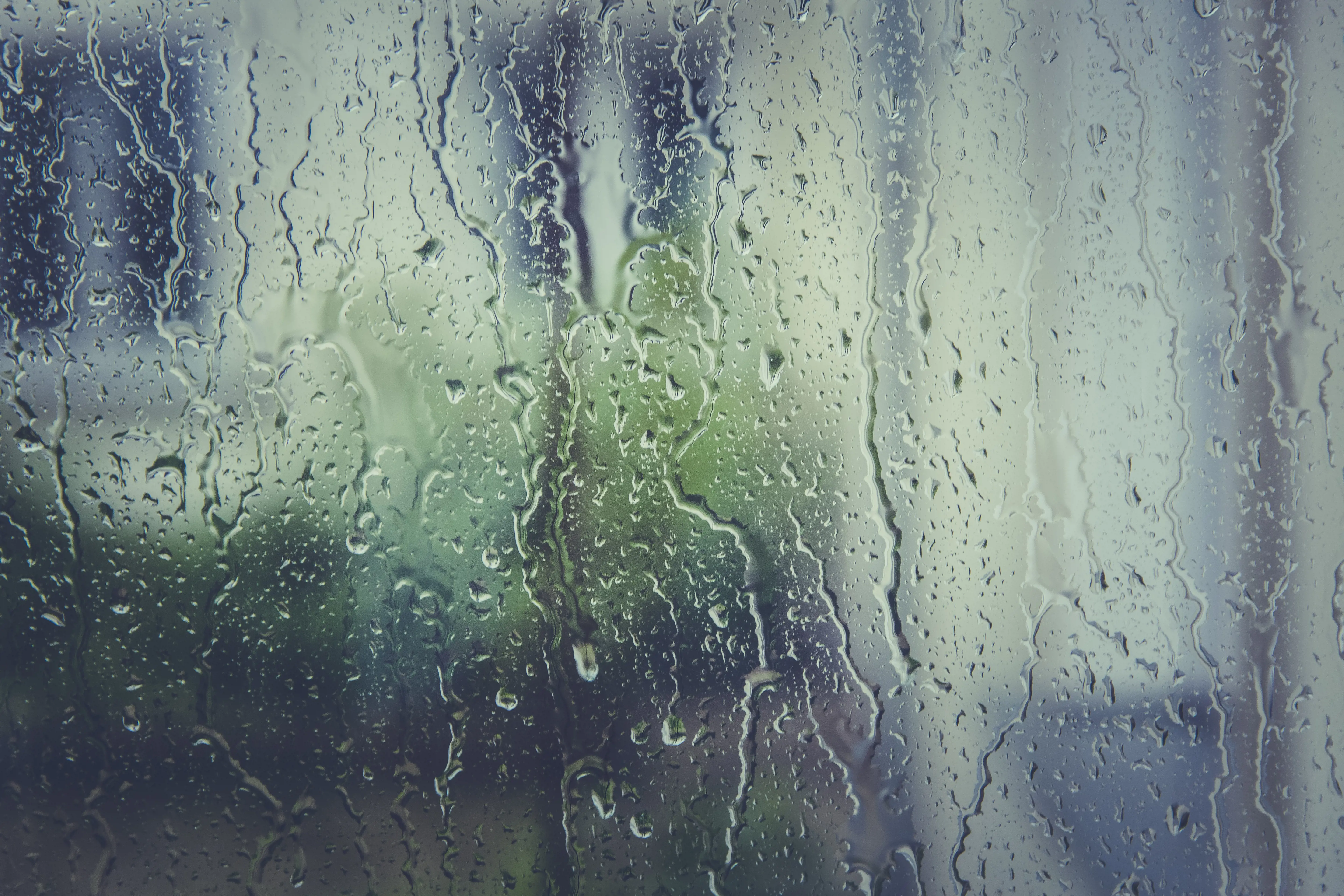 Regnvatten rinner på fönsterruta