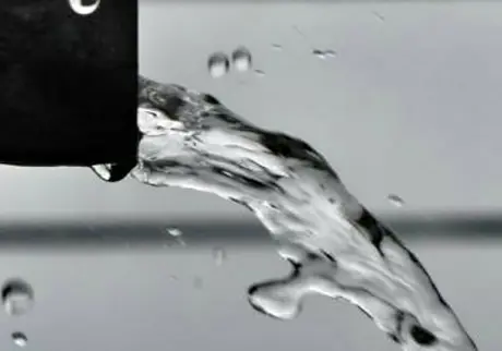 Vatten rinner ner från rör