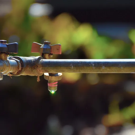 Vattenledning med droppar från kran