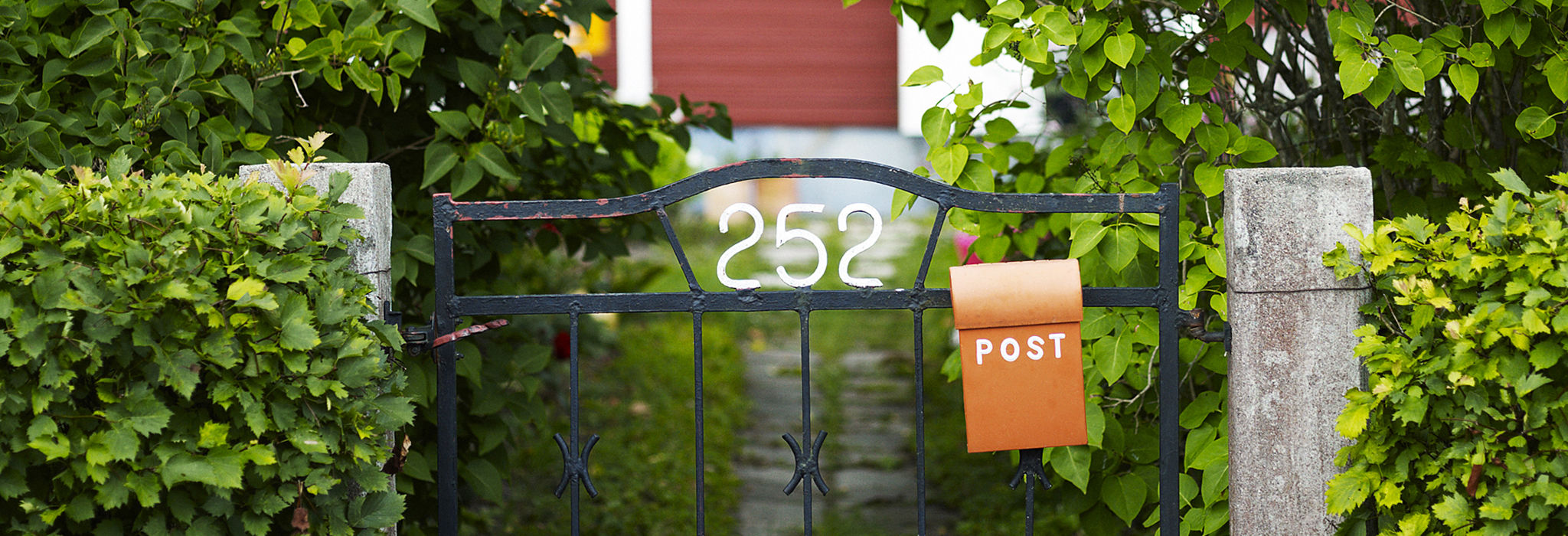 Grind postlåda sommar