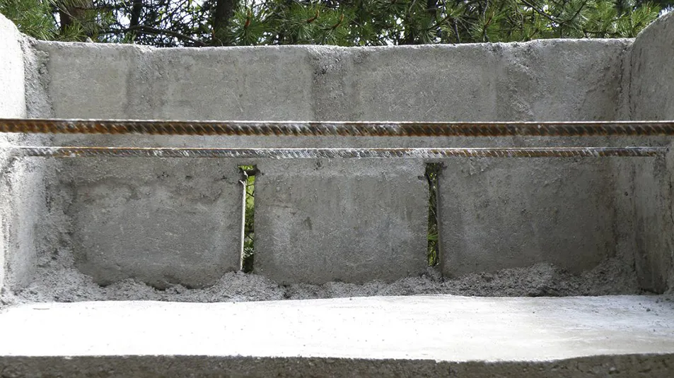Mura grill - armeringsjärn och markstenar Armeringsjärn och markstenar i murad grill.