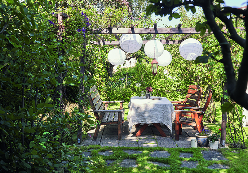 Utemöbler i gammal trädgård