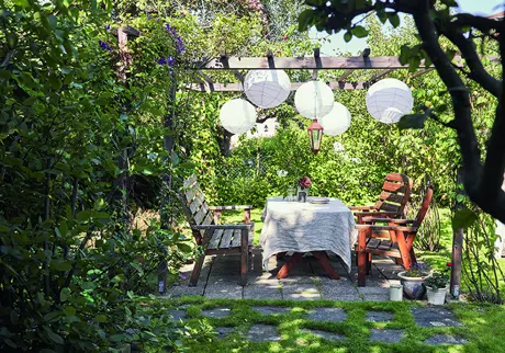 Utemöbler i gammal trädgård