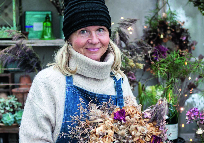 Kvinna håller blombukett