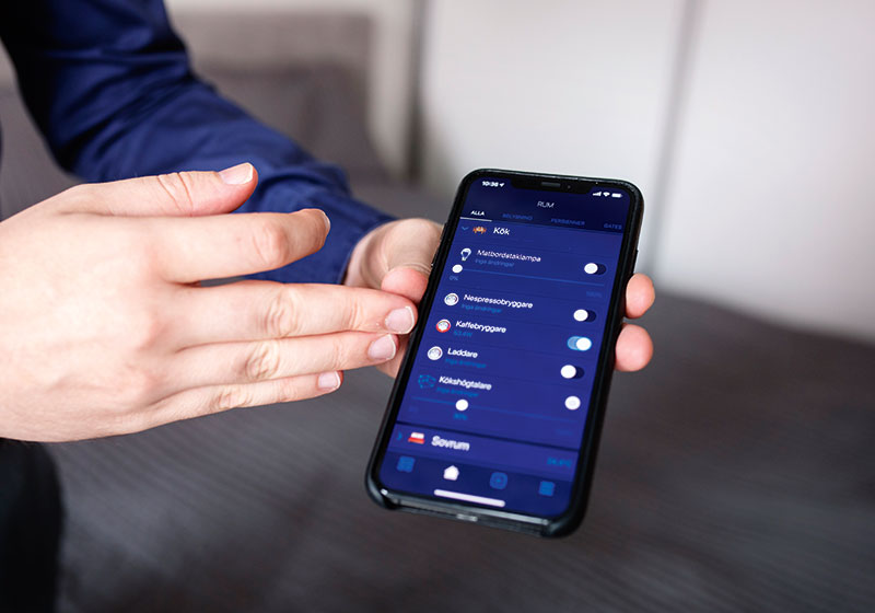 Man visar upp smart app på mobil