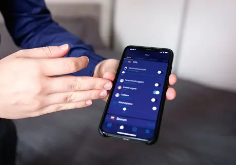 Man visar upp smart app på mobil