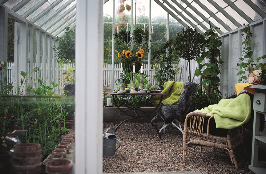 Mysigt växthus med inredning