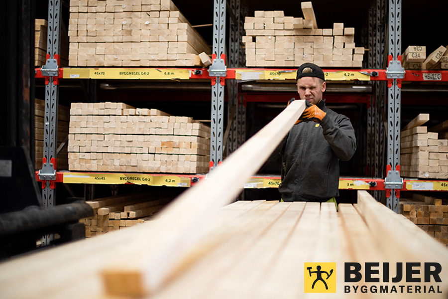 byggmarknad- man som håller i en bräda