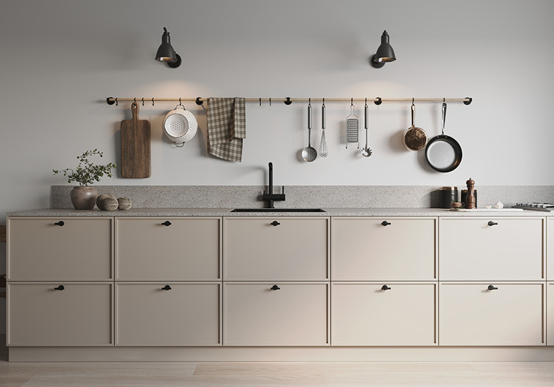 köksskåp med fina handtag och kökstillbehör