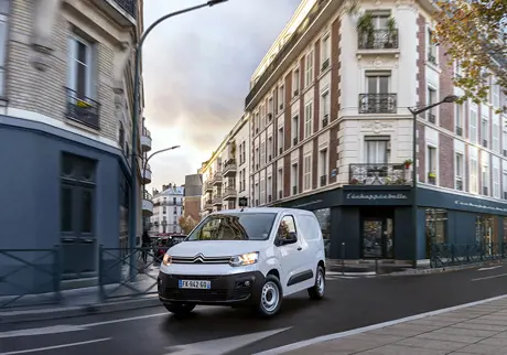 Vit Citroën skåpbil på gata i stadsmiljö
