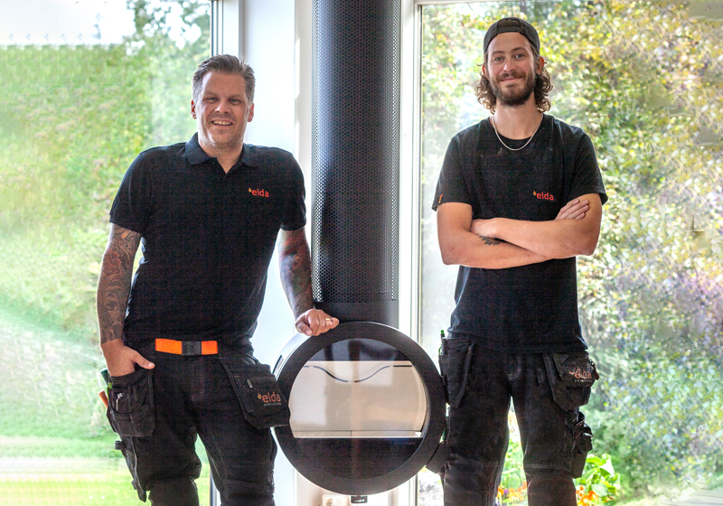 Två män och en kamin