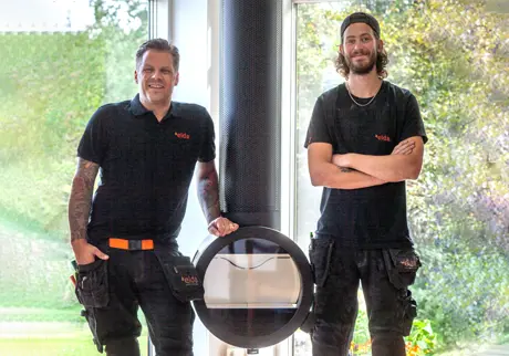 Två män och en kamin