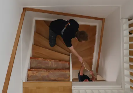 Två personer i trappa