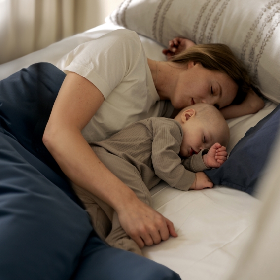 mamma och barn som sover i en skön säng
