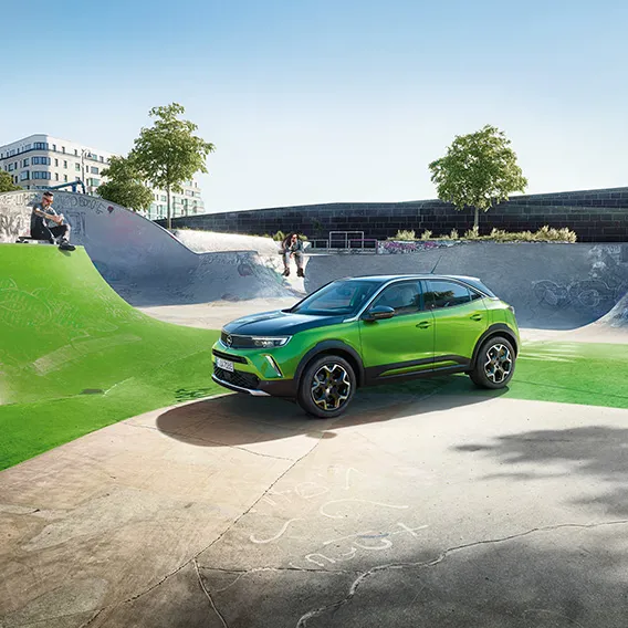 Grönsvart Opel på skateboardbana