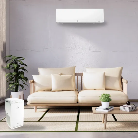 Luftrenare på en vägg i ett vardagsrum med soffa och bord