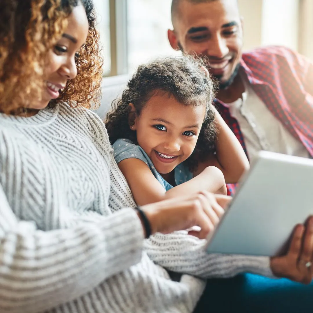 Familj i soffa, flicka i fokus