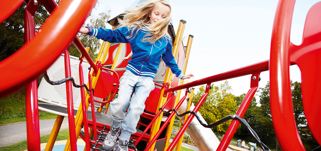 Barn leker i lekställning