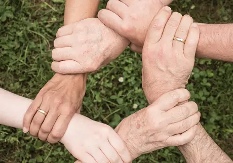 Händer håller varandra